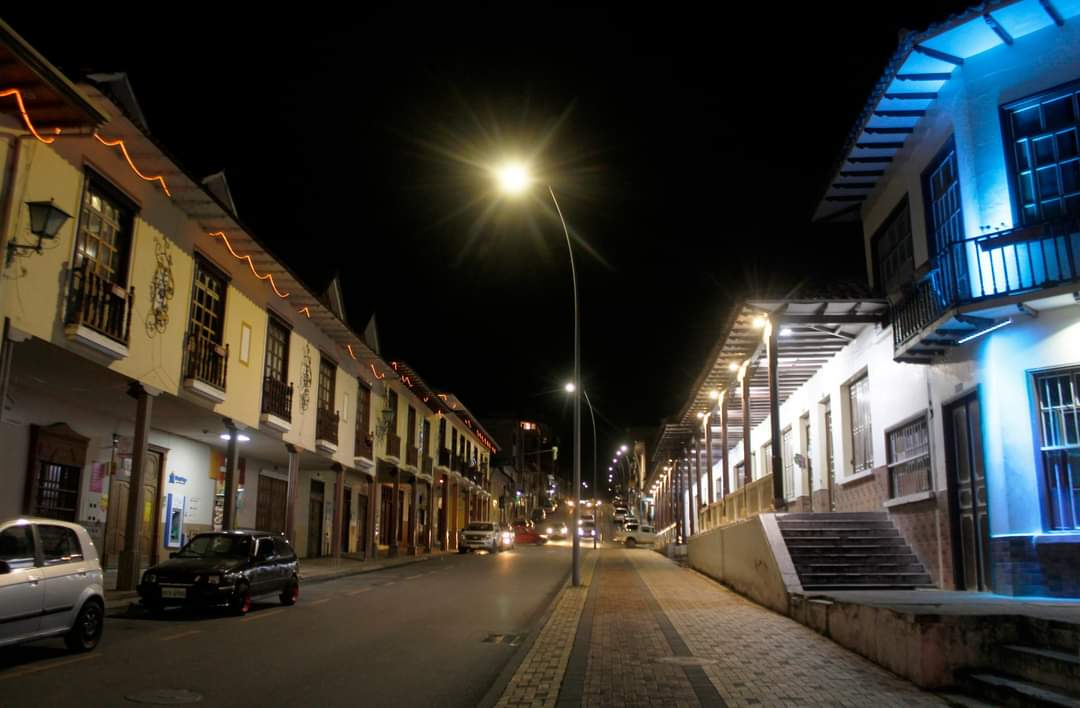 La noche
Por la calle Bernardo entre Lourdes y Mercadillo

Loja, la Castellana
Loja en el valle de Cuxibamba
Loja, la cultural
Loja, la innovadora
Loja, con proyección
Loja, la tranquila
Loja, de gente de todo temperamento

#Loja #ecuador