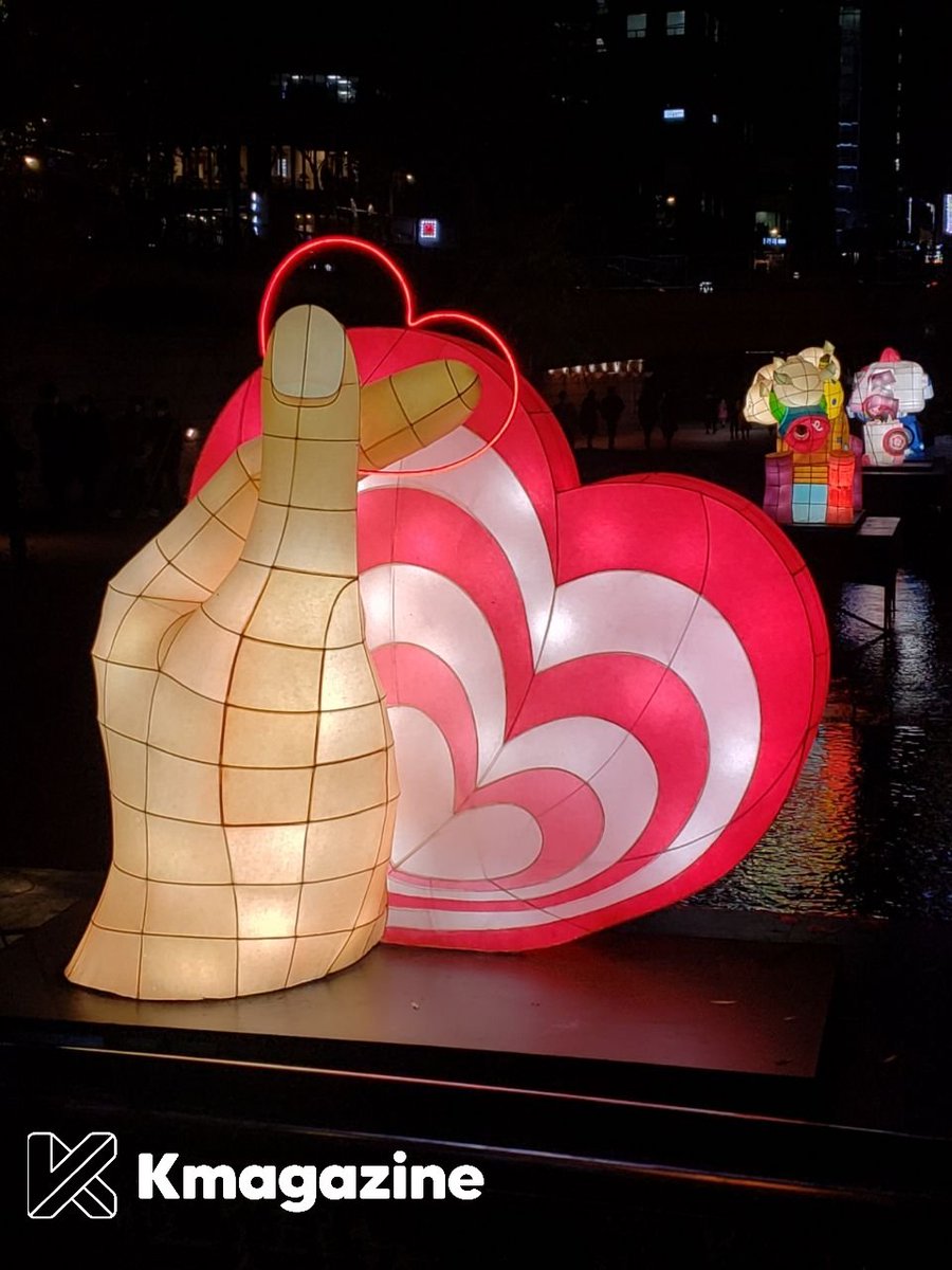 Kmagazinemx's tweet photo. #ViveCorea 🇰🇷
Esta noche te llevamos a Cheonggyechon (#청계천) un arroyo en el centro de Seúl donde puedes recorrer los 8km de luces y experiencias con sus decoraciones. ¿Te gustaría pasear por aquí? ✨☺���
📍Cheonggyecheon-ro, Jongno-gu, Seoul, Corea del Sur. https://t.co/qz9DENHr2v