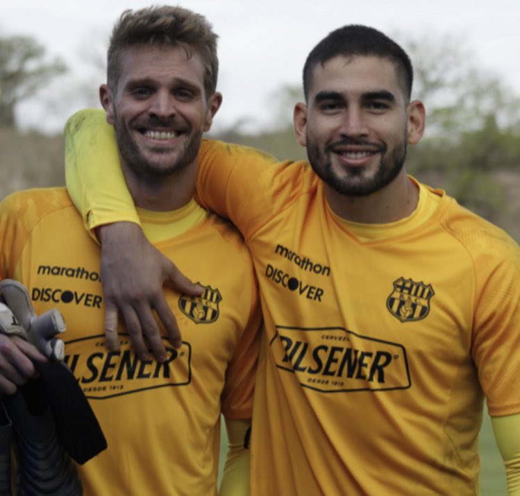 ChicasBarcelon1's tweet photo. ATENCIÓN ATENCIÓN 📢 SE RUMORA QUE BURRAI Y MENDOZA SE PEGARON UNA PUÑETIZA 🥊 EN OLON POR SABER QUIEN ES EL JUGADOR MÁS FACHERO DE BARCELONA, UNA PENA LO QUE ESTÁ PASANDO EN EL EQUIPO 🥺🥺 https://t.co/QwXXmqMxw9