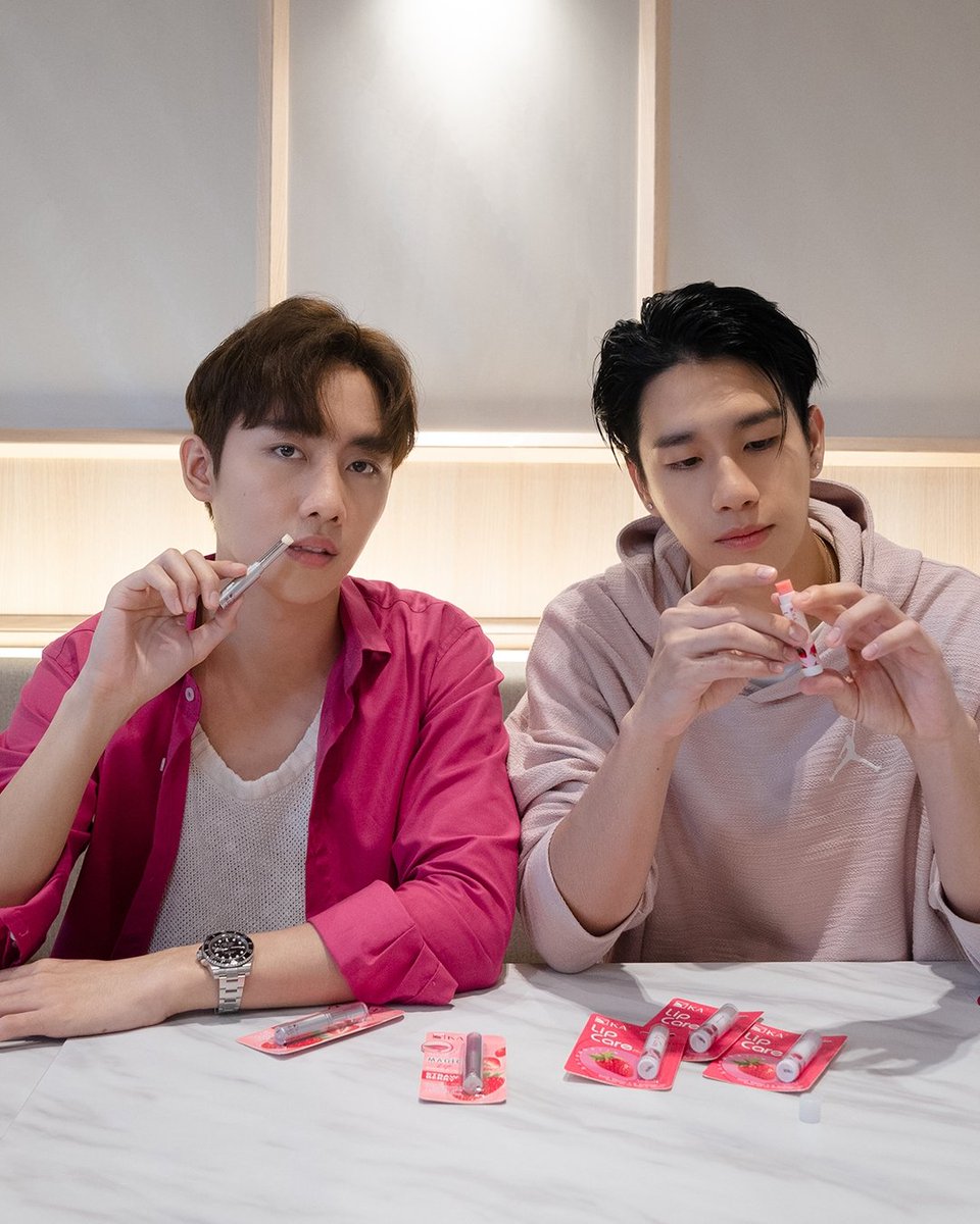 Mmarksiwat's tweet photo. อย่าเล่นได้ป้ะ ทำงานอยู่😠

เปลี่ยนปากให้อมชมพูน่าจุ๊บแบบมาร์คไหมฮะ #KAMagicLip ลิปมันเปลี่ยนสี กลิ่นสตรอเบอร์รี่หอมมากก พร้อมทำให้ปากนุ่ม ดูอวบอิ่ม ไม่แห้งแตก ที่ 7-11 ราคา 59.-

#ทีมมาร์คปากชมพู ก็ต้องชนะแล้วไหมอะครับ

#PromMarkxKA #แมทช์ได้ทุกลุคในแท่งเดียว https://t.co/QYw8YWAMVJ