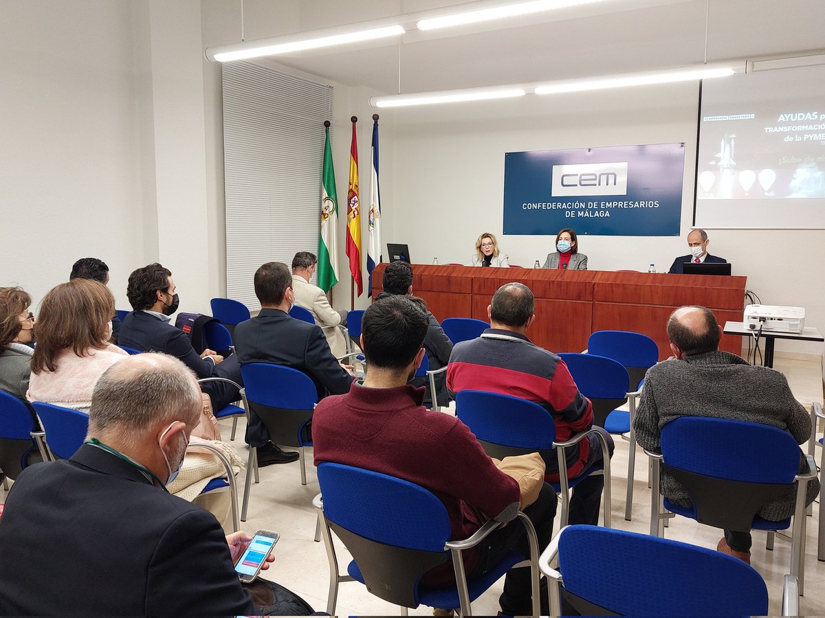 MalagaJuntaEE's tweet photo. Hoy presentamos las nuevas ayudas para la #TransformacionDigital de la  #pyme. La delegada de @EconomiaAnd en Málaga, @carmenssierra_ las presenta en la @cemmalaga  para un público de 50 empresarios malagueños. #mobile #week #innovacion #tecnología https://t.co/eA5FuvU28k