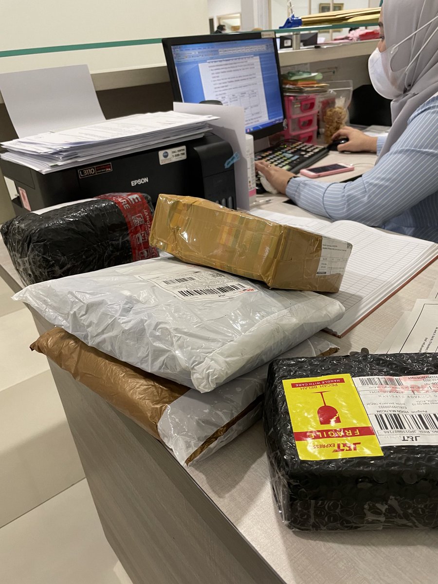 aan__'s tweet photo. Kondisi meja sekretaris kantor tiap hari penuh dengan paket onlineshop orang2 tapi ga berani ngirim ke alamat rumah :’))) https://t.co/lQxVN96O6N