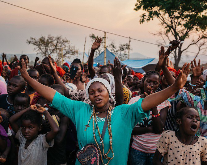 laurenceDx's tweet photo. C’est en ce moment le pèlerinage à Ngoukomba, non loin de Bangui, en Centrafrique. Des milliers de Centrafricains se rendent dans ce sanctuaire pour prier Marie, notamment pour la paix. Souvenir d’un reportage incroyable avec les superbes photos de @jmgaut https://t.co/gIbjwGy9xH https://t.co/WMLvpRAGN1