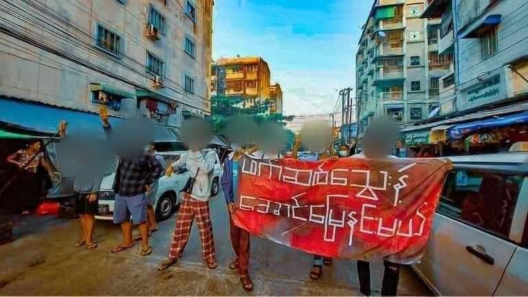 Chanapai247's tweet photo. " Let's step on land of victory with fascists' blood "

Today , students' union of #Thingangyun , Yangon , gallantly held a guerilla strike amidst the obstacles .

#Total_StopSponsoringSAC
#Dec9Coup 
#WhatsHappeningInMyanmar https://t.co/I761utBqHc