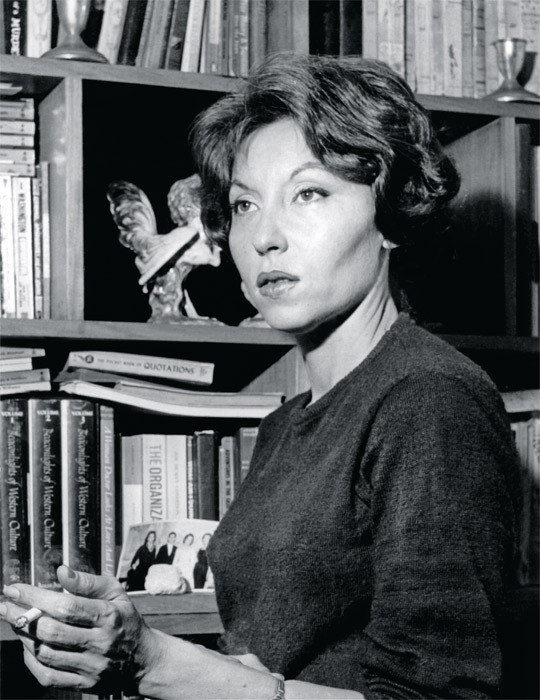 “So long as I have questions to which there are no answers, I shall go on writing.”

Clarice Lispector died #OnThisDay in 1977 #ReadMoreWomen