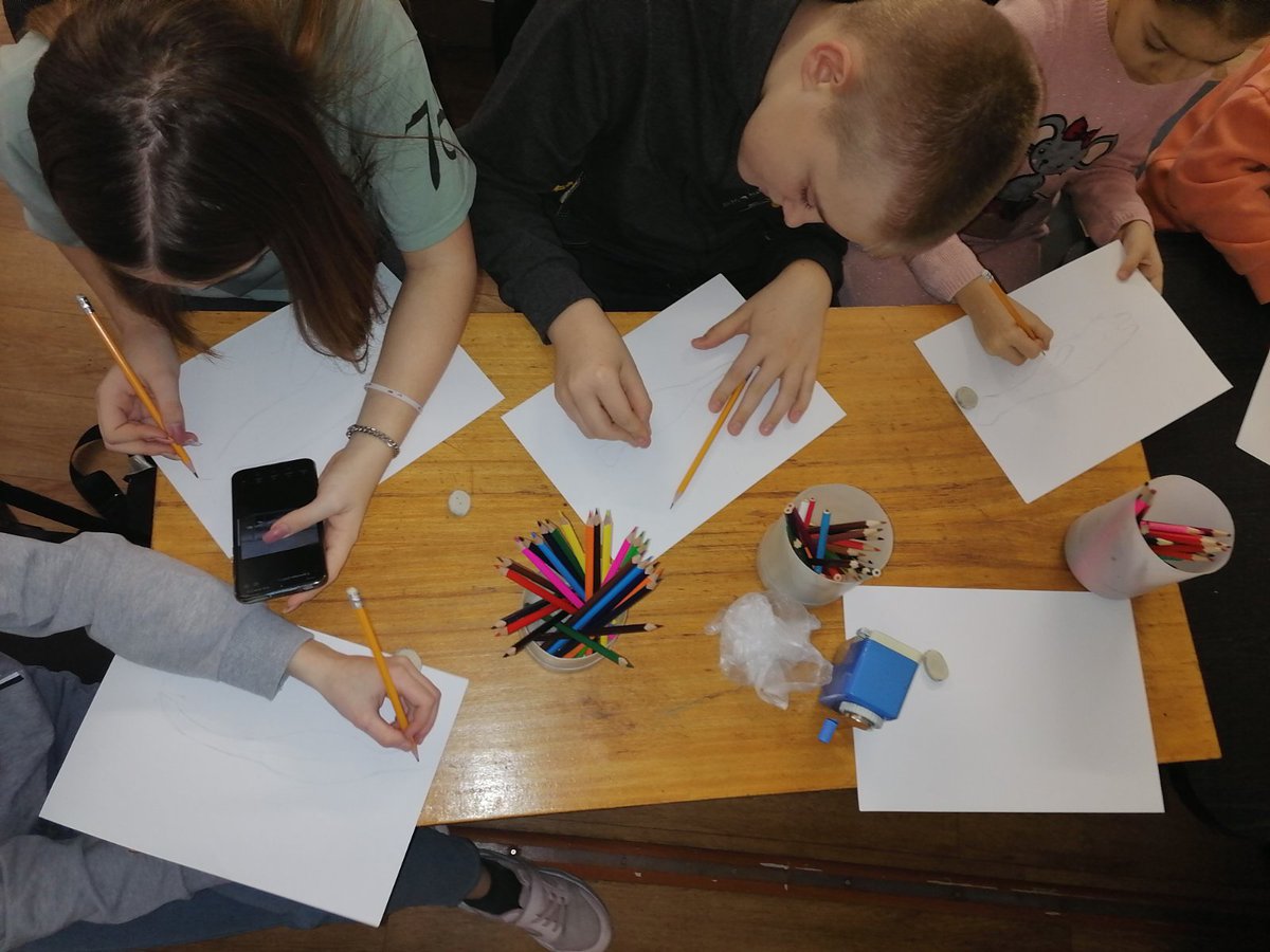 🔷В рамках "Школы палеонтолога" Ундоровский палеонтологический музей им. С.Е. Бирюкова, совместно с Ундоровской ДШИ им. Г.В. Свиридова провели пленер🎨. Дети посвятили свои работы ископаемым морским рептилиям, 3D модели которых, расположены в экспозиции музея.🐬