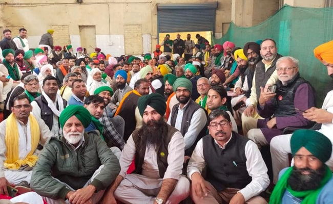 ndtv's tweet photo. #BREAKING | #Farmers end their agitation, to vacate #Delhi borders and return home on December 11, 2021.

#FarmersProtests 
https://t.co/XRHd95Sbe4 https://t.co/MHAipCrJtl