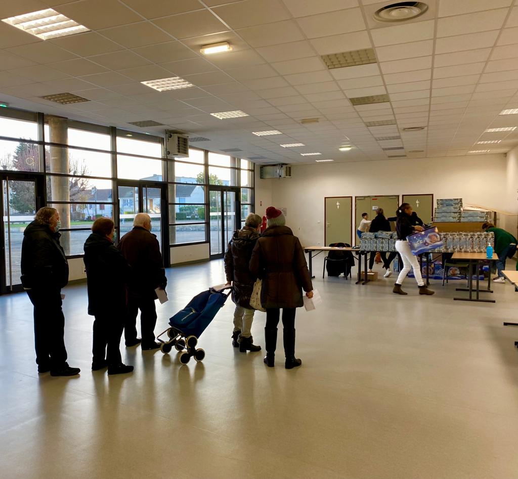 raphaelcognet's tweet photo. Chaque année, avec les élus de l’équipe, nous distribuons aux seniors le fameux colis de Noël🎄. Cela rejoint notre action plus globale en faveur des aînés: animations, sorties culturelles, transport à la demande, santé… Pour nos seniors on en fait jamais trop! Joyeuses fêtes🎅! https://t.co/v8bDfnNaem