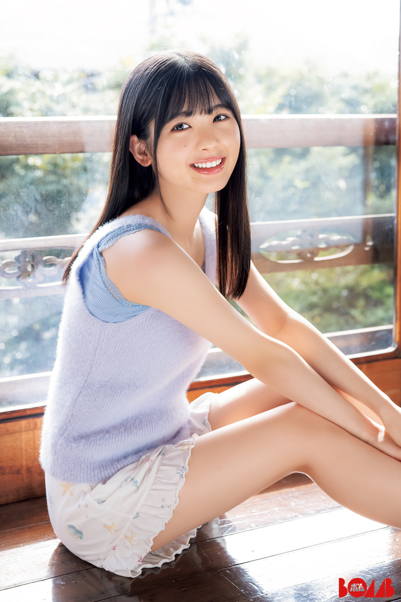 乃木坂46・筒井あやめ、美脚がまぶしいショーパン姿で登場💕『BOMB』初