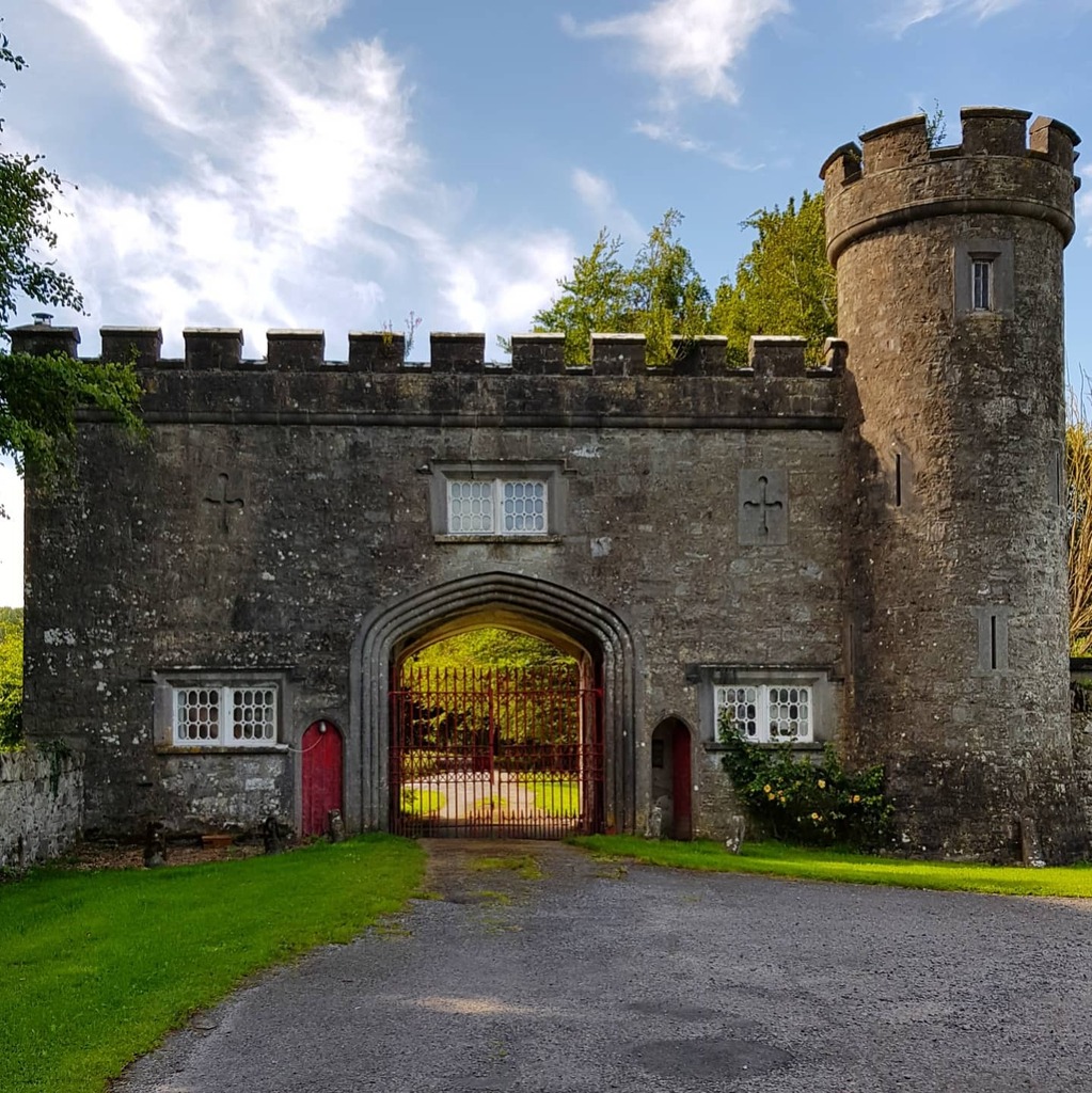 IrishAesthete's tweet photo. Pocket Castles: The Gate Lodge at Tullynally, County Westmeath, built c.1825 for the estate’s then-owner Thomas Pakenham, second Earl of Longford to a design by architect James Shiel. #Ireland #Eire #Tullynally #CountyWestmeath #GateLodge #PocketCastle t… https://t.co/yaPP4b682H https://t.co/k1mVjAswLc