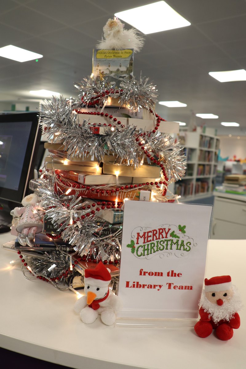 PipersCornerSch's tweet image. Be sure to pop into the #PipersLibrary to see the unconventional Christmas tree, and whilst you’re there why not borrow a book to enjoy over the Christmas break. #PipersEnglish #PipersInspire #PipersCommunity