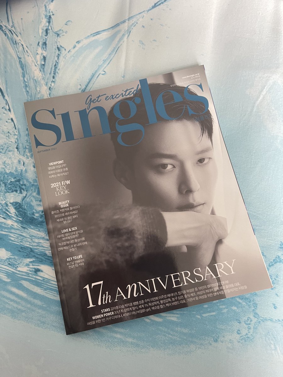DailyKiyong's tweet photo. i finally got my singles kiyong covered magazine 😩😩 #JangKiYong #NowWeAreBreakingUp (plus the back is Chaumet, on the coincidences) https://t.co/OUKaCsz46z