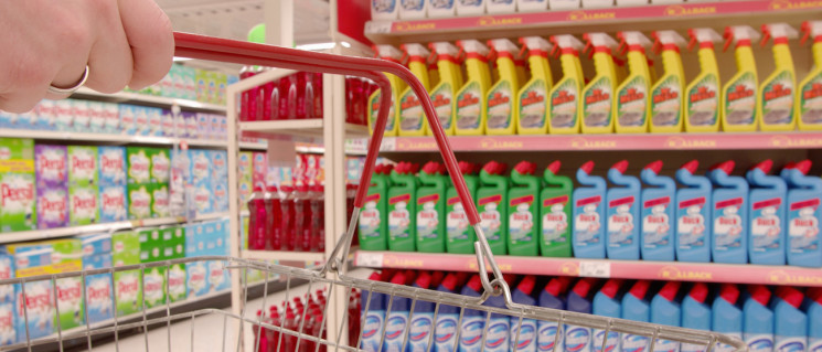 60millions's tweet photo. [#ÉTUDE EXCLUSIVE] Faire le ménage avec des produits peu toxiques, est-ce possible ? Sprays, lingettes, détartrants… nous avons passé  près de 120 nettoyants à l'épreuve du #MenagScore : plus du tiers des références sont à éviter. Résultats du #comparatif https://t.co/ebnxtJZrWt https://t.co/ZrQQRdNktq