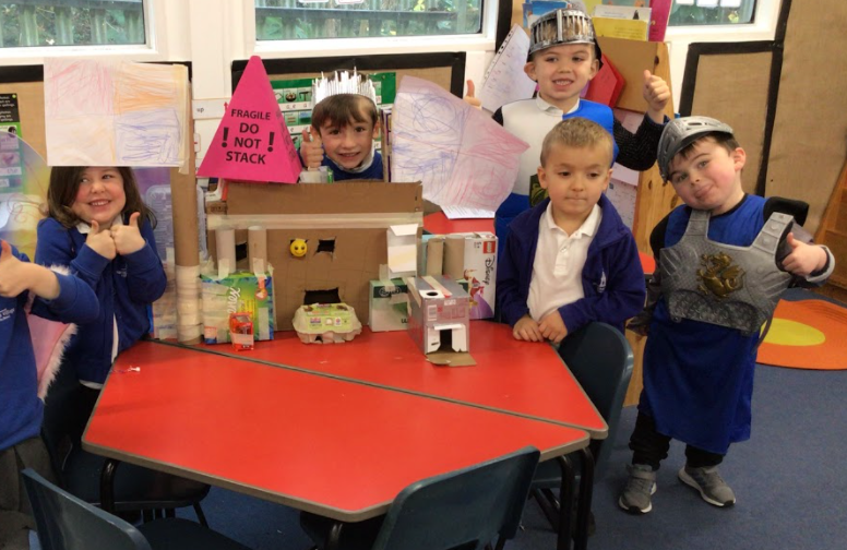 Warlingham_Vill's tweet photo. Year 1 enjoying using their construction skills for castle building! #ChampionChallenge https://t.co/taa5DtjZLi
