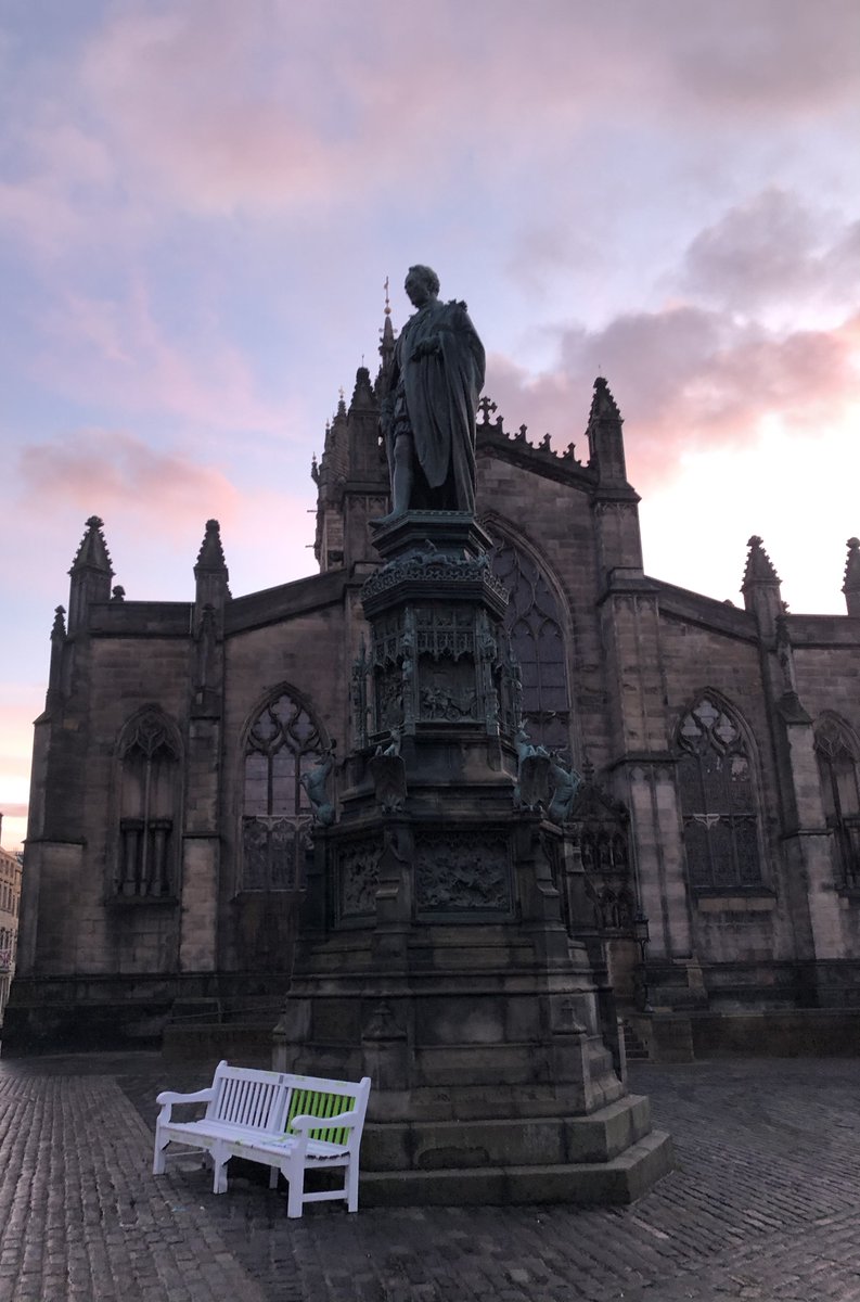 EdinburghHSCP's tweet photo. A beautiful morning to stop and listen. A simple act of kindness can change someone's life. #1MillionMinutes #EdinburghListeningBench @GMB https://t.co/Hz48FUZ51b