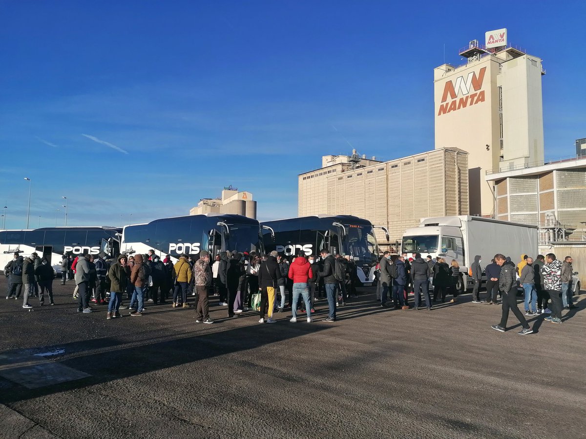 Cati_Lleida's tweet photo. 🔴 Continua el piquet de @CCOO a les portes de l'escorxador d'#Avidel a #Lleida, on hi ha convocada una vaga avui i demà
👉Mentrestant, empleats que volen treballar esperen a la rotonda del cementiri amb autocars
https://t.co/aVN0JiUGht https://t.co/aPfkyPERvg