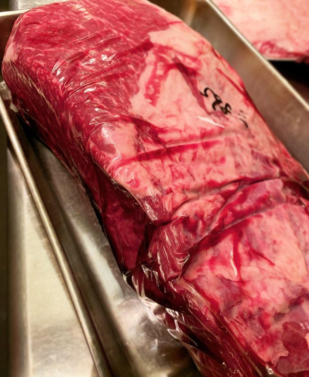 バルレオン高崎 先日届いた上州牛熟成肉 たくさん仕込みました 熟成によって旨味 柔らかい赤身肉です 鉄板焼きステーキでどうぞ バルレオン Barleon 群馬県 群馬 高崎市 高崎 Bar バル スペインバル スペイン ステーキ 上州牛 熟成肉