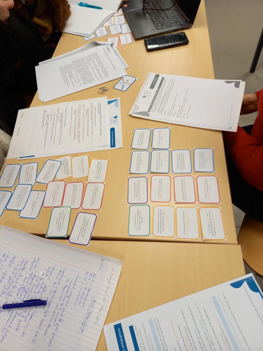 HEVINCI_cdtp's tweet photo. Cette semaine, c'était accompagnement collectif et échanges autour des compétences #CAPAES lors de nos ateliers de soutien aux candidats 👩🏫🧑🏫. Cela cogite 🧠, débat 🤔, échange 💬 sur le vécu en Haute Ecole, les dispositifs et les réalités d'enseignant dans le supérieur. https://t.co/seqcIB7TwM