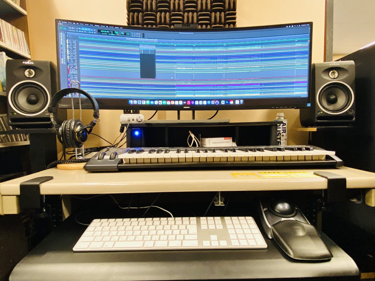 technos_onkyo's tweet photo. 本日講師のりんさまより頂戴いたしましたクランプ式の引き出しを設置したことでMIDIキーボードが配置出来ました！りんさま、感謝しかありません🙇‍♂️ありがとうございました😭
そして学生作業用の10TBハードもあり安心のワークスペースの確保
#クリエイティブリユース もSDGsかな。 https://t.co/vqrXknEILi