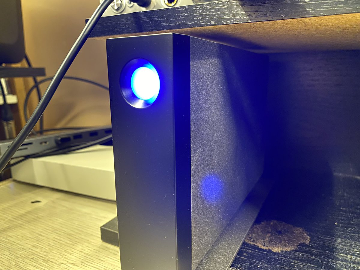 technos_onkyo's tweet photo. 本日講師のりんさまより頂戴いたしましたクランプ式の引き出しを設置したことでMIDIキーボードが配置出来ました！りんさま、感謝しかありません🙇‍♂️ありがとうございました😭
そして学生作業用の10TBハードもあり安心のワークスペースの確保
#クリエイティブリユース もSDGsかな。 https://t.co/vqrXknEILi