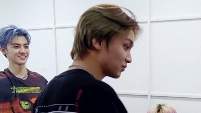 haeshyucks's tweet photo. haechan backstage just looks so attractive https://t.co/VnP81t5QFB
