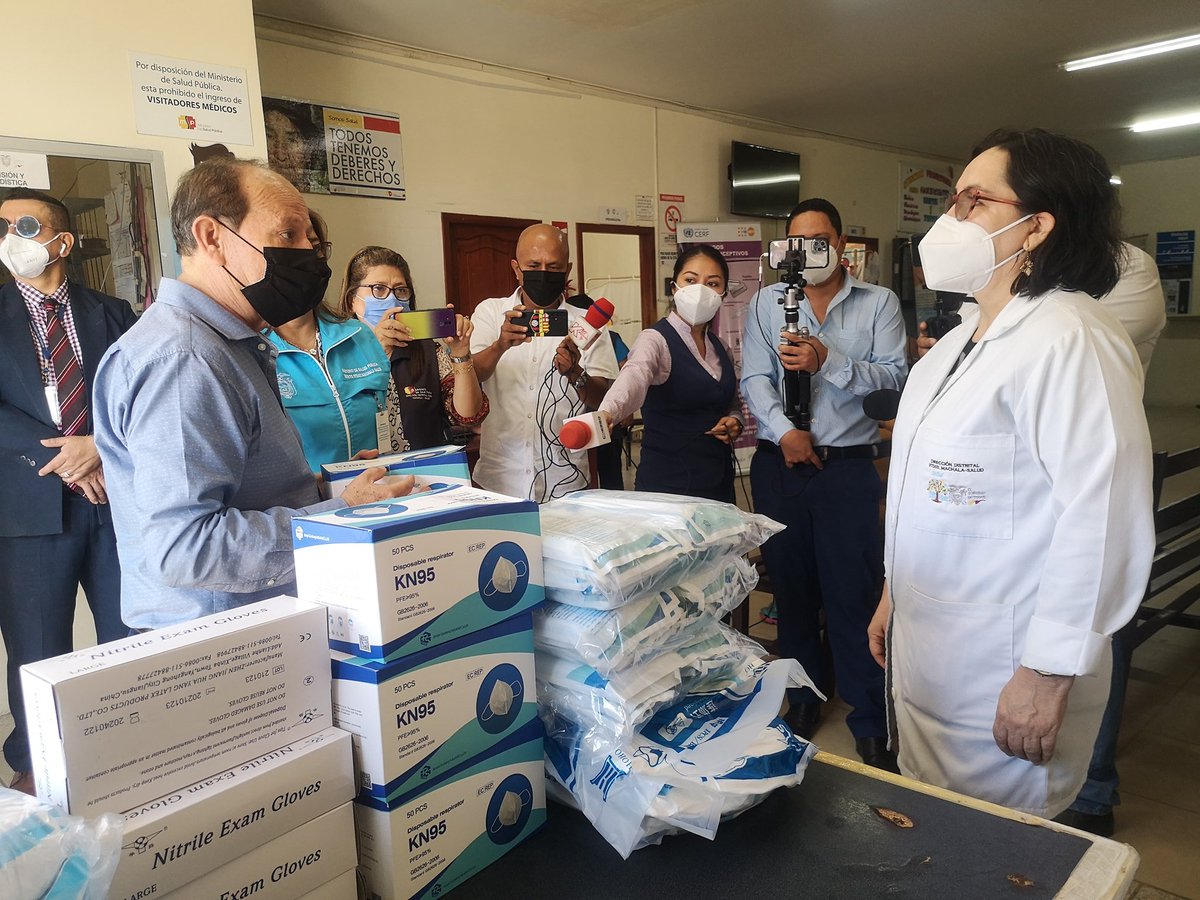 Visitando los centros de salud Velasco Ibarra y Venezuela de #Machala para constatar avances del #PlanVacunación, en donde además realizamos la donación de equipos de bioseguridad para el personal salubrista, gestionados con la Embajada General de la República Popular #China.