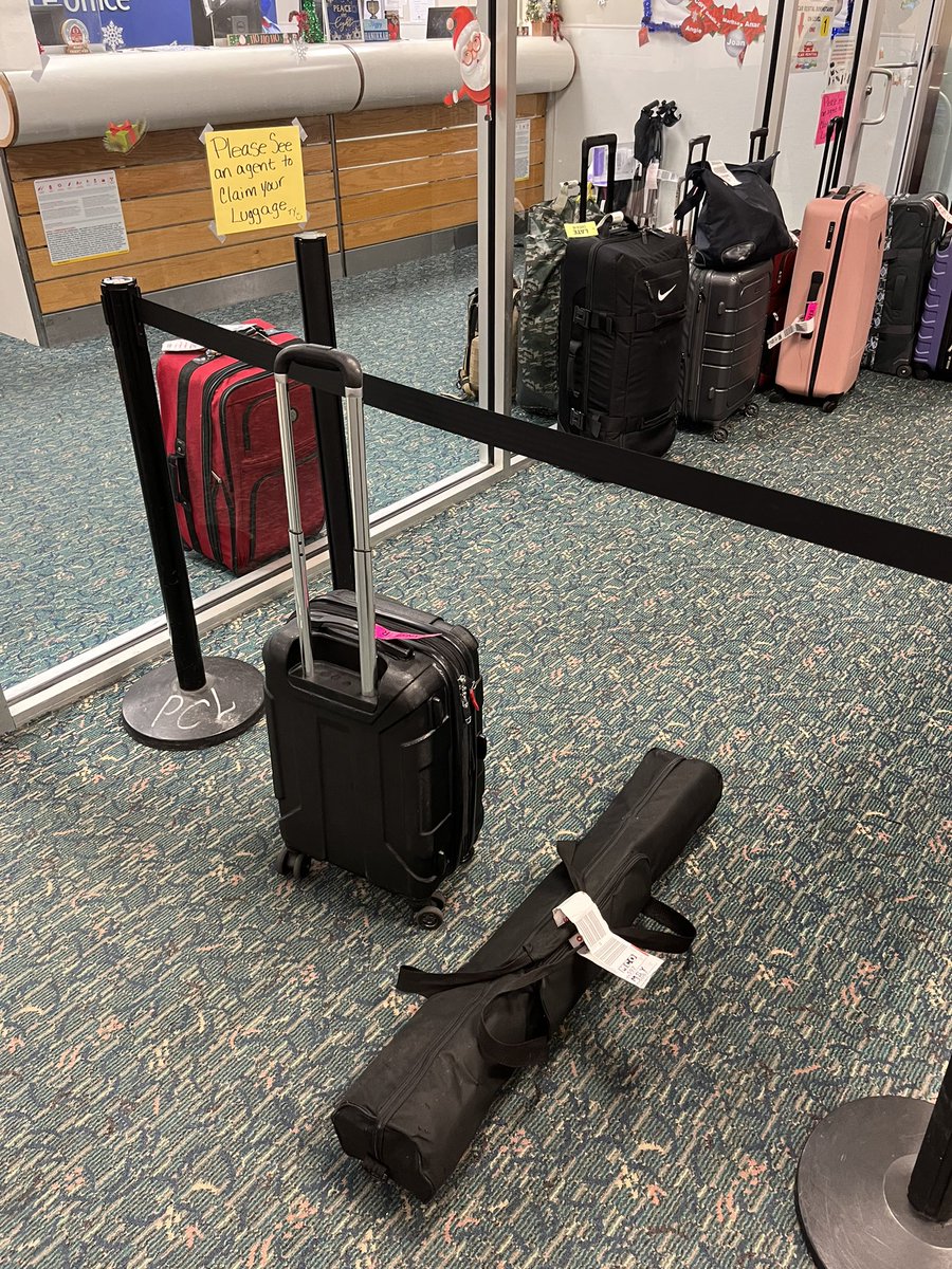 thedonkeyshow's tweet photo. @SouthwestAir Looks like my bags made the earlier flight @SouthwestAir odd https://t.co/ON4FzjCxXA