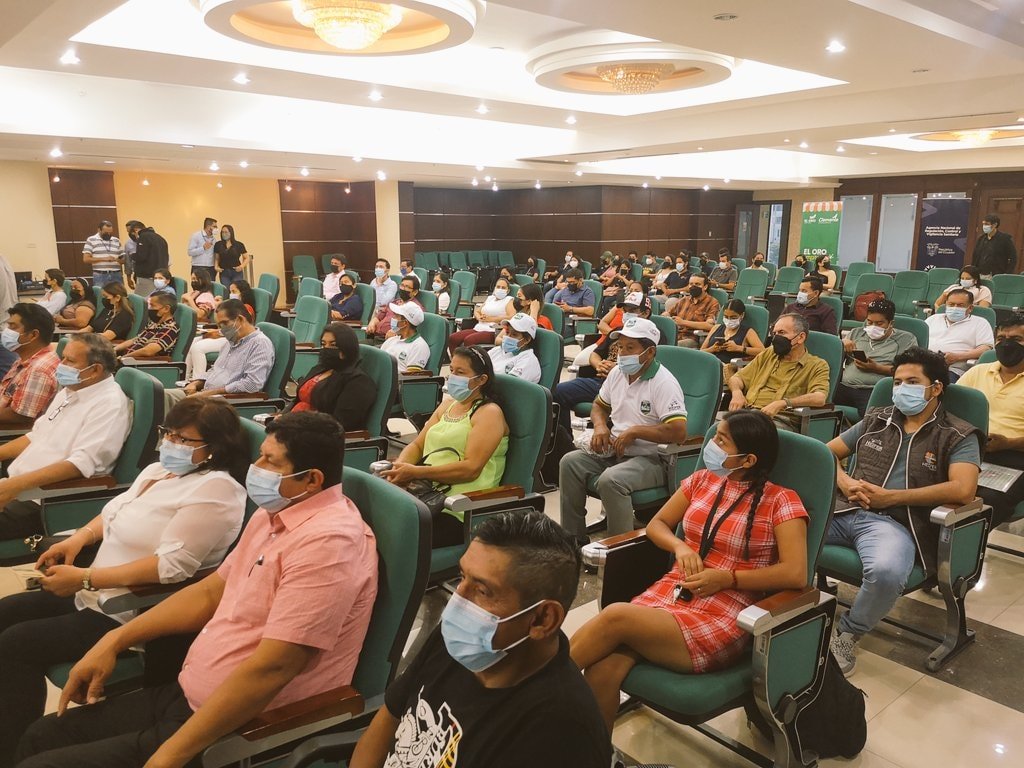 Participando de la entrega de notificaciones sanitarias a #Emprendedores y certificados "Califícate con #ARCSA" a restaurantes de la provincia que realiza Arcsa en apoyo a la reactivación económica y la simplificación de trámites.
#FranciscoVera #GuillermoLasso #ElOro