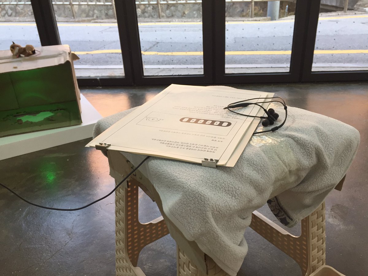 no_new_work's tweet photo. 전시 3일차.

어제 전시장에 오면서 전시란 낮선 집과 동네에 슬그머니 들어가 잠시 머물다 가는 것 같다는 생각이 들었습니다. 오늘도 6시까지 열려있습니다:) #노뉴워크 #다정한침해 #공간일리 #전시중 https://t.co/PbSHJ3VaXn