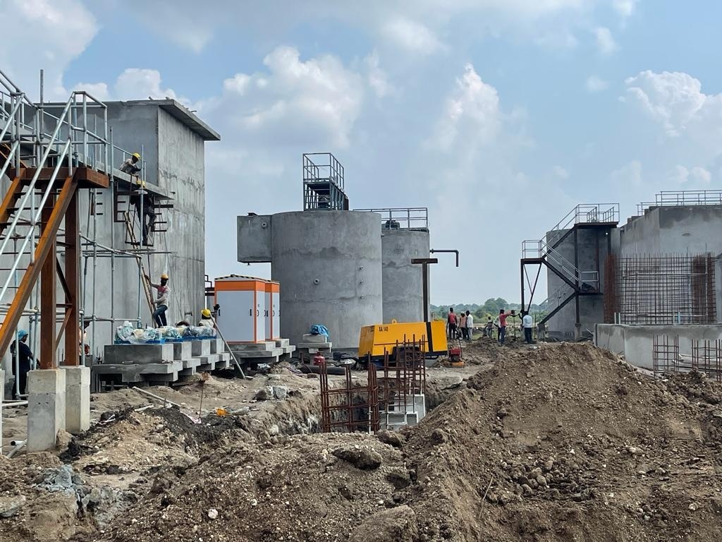 AtlasCopcoIndia's tweet photo. Can long running hours, uninterrupted air & industrial construction all be part of the same project?
With our commitment to first time right #service, this XA140 #portableaircompressor,one of our earlier models is maintained to run efficiently in this demolition & cleaning work. https://t.co/aFq9JnIAXQ