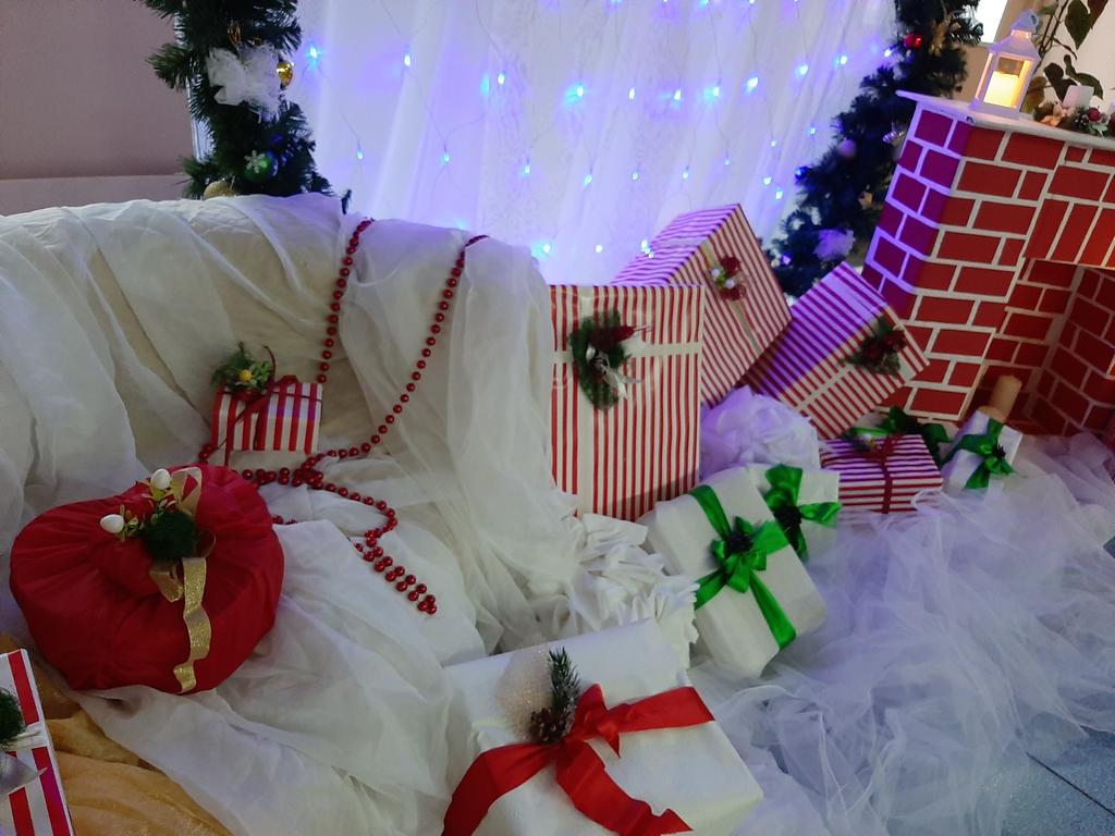 #Лицей57 
#Новогоднеенастроение
Украшения новогоднего интерьера бывают разные, но самые тёплые и уютные те, которые сделаны детскими руками в нашей арт- студии "Ультрамарин"