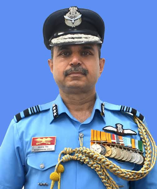 ANI's tweet photo. Air Marshal Manvendra Singh is heading the tri-services inquiry into the IAF Mi-17 that crashed yesterday. Singh  is Commander of Indian Air Force’s training command and a helicopter pilot himself: IAF Officials https://t.co/tzOBlxB6oF