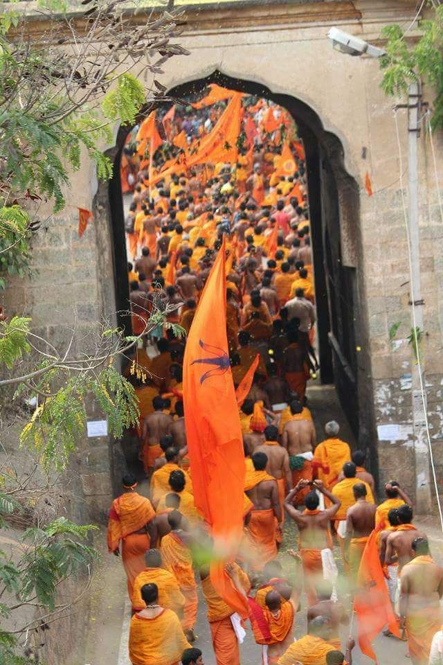 Shaad_Bajpe's tweet photo. pelted on the masjid.But this time, several statements &amp; SM post indicates the evil motive of HJV to demolish the masjid which is among India's Heritage site that comes under the Archeological dept. Unfortunately, till date Archeological dept has not put any CCTV at the site.
5/n https://t.co/V4zTZG9Ihs