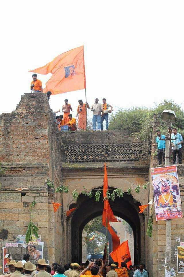 Shaad_Bajpe's tweet photo. pelted on the masjid.But this time, several statements &amp; SM post indicates the evil motive of HJV to demolish the masjid which is among India's Heritage site that comes under the Archeological dept. Unfortunately, till date Archeological dept has not put any CCTV at the site.
5/n https://t.co/V4zTZG9Ihs