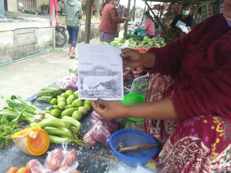Gira_a2k's tweet photo. Youths of Kalay Tsp are handing out leaflets to urge people to take part in Dec 10 Silent Strike which will be held nationwide from 10 am to 4 pm. #Total_StopSponsoringSAC #Dec9Coup  #WhatsHappeningInMyanmar https://t.co/nIaSlLTRtD