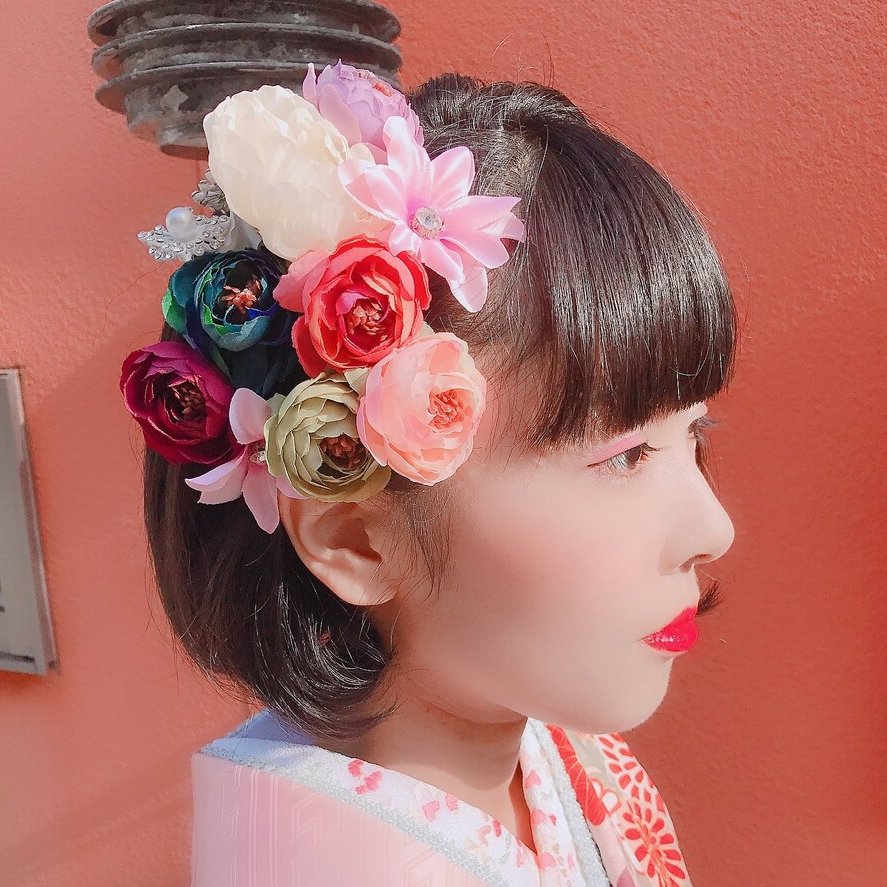 Twitter 上的 ホットペッパービューティー 成人式ヘア特集 第五弾 ショートさん 髪飾り やっぱり成人式も自分らしくショートヘアがいい そんなこだわりショートさんは 髪飾りをプラスして華やかな雰囲気にするのがおすすめ 定番のお花を振袖に合わせて