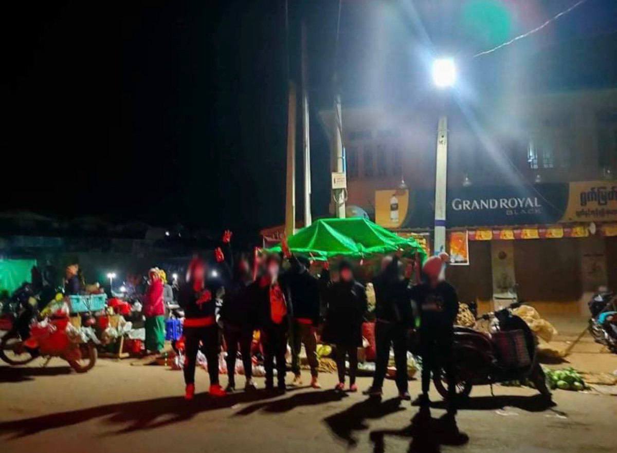 Pro-democracy activists in Kyaukme, Shan State, staged an early morning strike to overthrow Genocidal Military &amp; urging people to take part Silent Strike which will be held nationwide on Dec 10. #Total_StopSponsoringSAC #Dec9Coup  #WhatsHappeningInMyanmar