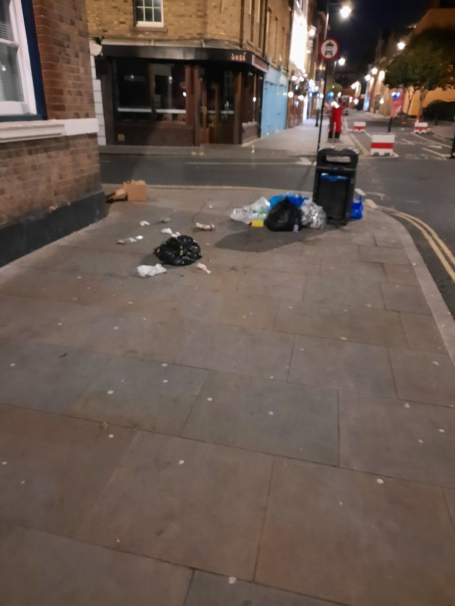 The mess of Bermondsey St SE1 6am. <a href="/lb_southwark/">Southwark Council</a> why is this allowed? <a href="/KeepBritainTidy/">Keep Britain Tidy</a>
<a href="/Southwark_News/">Southwark News</a>