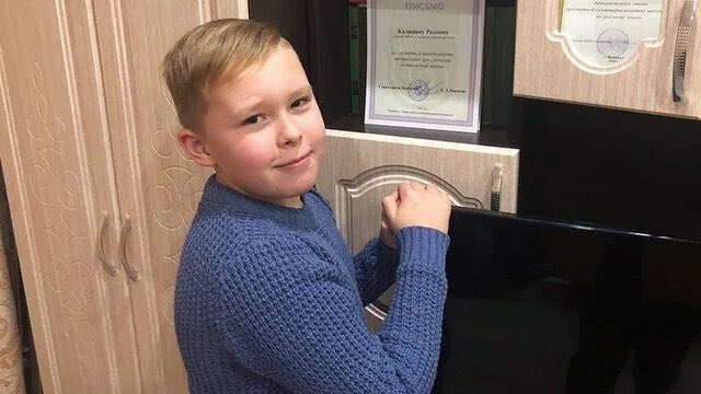 Родион Калинин спас маленькую девочку из бассейна, когда ему было всего 9 лет. Сегодня он учится в Суворовском училище. Сегодня - его день #ГероиНашегоВремени #ДеньГероя
