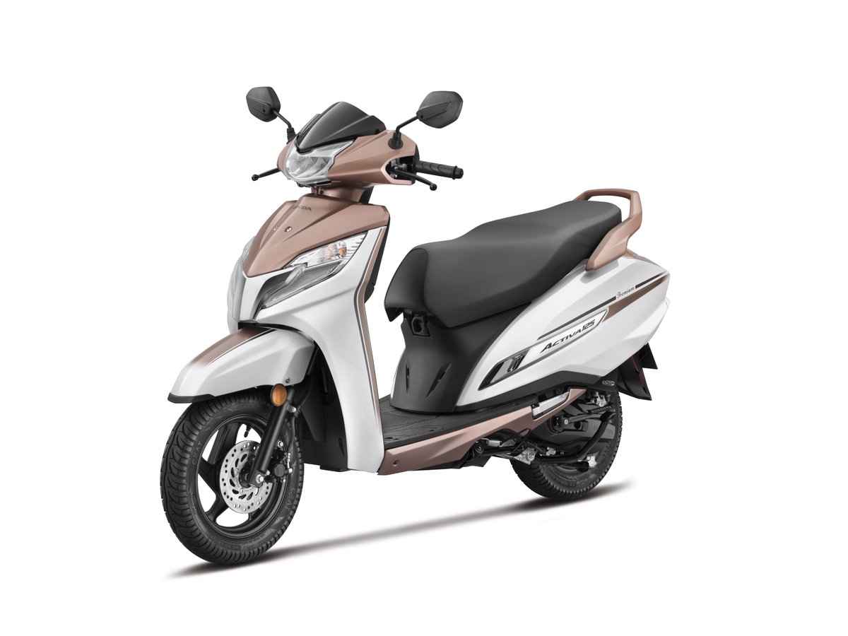 bikeindia's tweet photo. Available in two dual-tone paint schemes; Pearl Amazing White with Matte Magnificent Copper Metallic and Matte Steel Black Metallic with Matte Earl Silver Metallic. 

@honda2wheelerin #RunsOnRespect #honda #hondaactiva #activa125 https://t.co/iYLgtVfisu