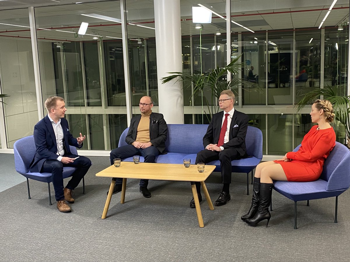 JukkisPitkanen's tweet photo. ”Kaupunkirakenteen uudistuminen edesauttaa osaltaan joukkoliikenteen matkustajamäärien palautumisessa  koronan jälkeen” pohtivat ⁦@MikaNykanen⁩ / ⁦@HSL_HRT⁩, ⁦@JokelaMaija⁩ / ⁦@ramboll_fi⁩ &amp; ⁦@VSaksi⁩ /⁦⁦@metrorakentuu⁩ #rambollaamutv https://t.co/m13yPwAKn6