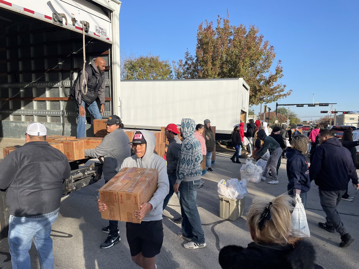 BigSamBaseball's tweet photo. Sam Houston Texans Baseball gives back!!! Members of @BigSamBaseball helped deliver over 200 Thanksgiving Turkey dinners for Arlington families on Thanksgiving morning 2021! https://t.co/mnkysofwAb