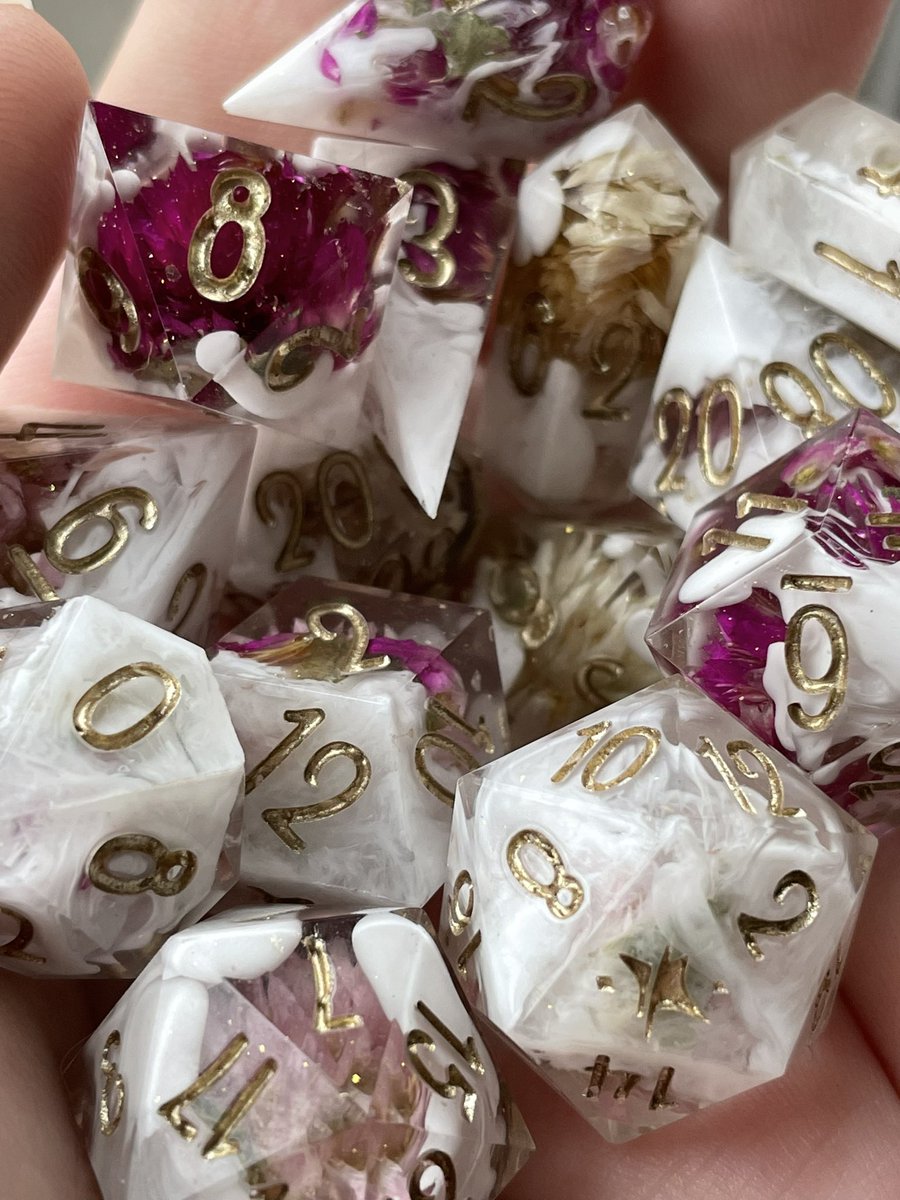 StardustShop_'s tweet photo. 💫3k Giveaway💫

Thank you all for helping me reach 3k on this page. 
1 set of Floral Waltz for the giveaway!
💫Note: commissions come first these will go out later

💫Retweet no Quote retweet
💫Follow me
💫Tag a friend!

🎄Ends Dec 25th! 

#DnD #dnd5e #dndart #dice #Giveaway https://t.co/XgVDQOvsw9