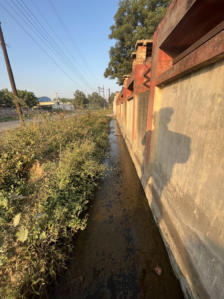 KhandelwalParv's tweet photo. @UPSIDA @rmagra_upsidc @PMOIndia 
I have attached following pictures from industrial area site b Mathura.
The drainage lines in this area were never completed. 
There is also rise in dengue in this region. I think it is related. #swachhbharatmission https://t.co/rv8a4whFTj
