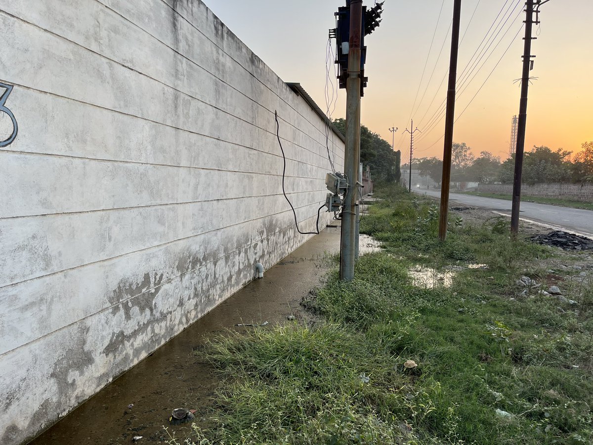 KhandelwalParv's tweet photo. @UPSIDA @rmagra_upsidc @PMOIndia 
I have attached following pictures from industrial area site b Mathura.
The drainage lines in this area were never completed. 
There is also rise in dengue in this region. I think it is related. #swachhbharatmission https://t.co/rv8a4whFTj
