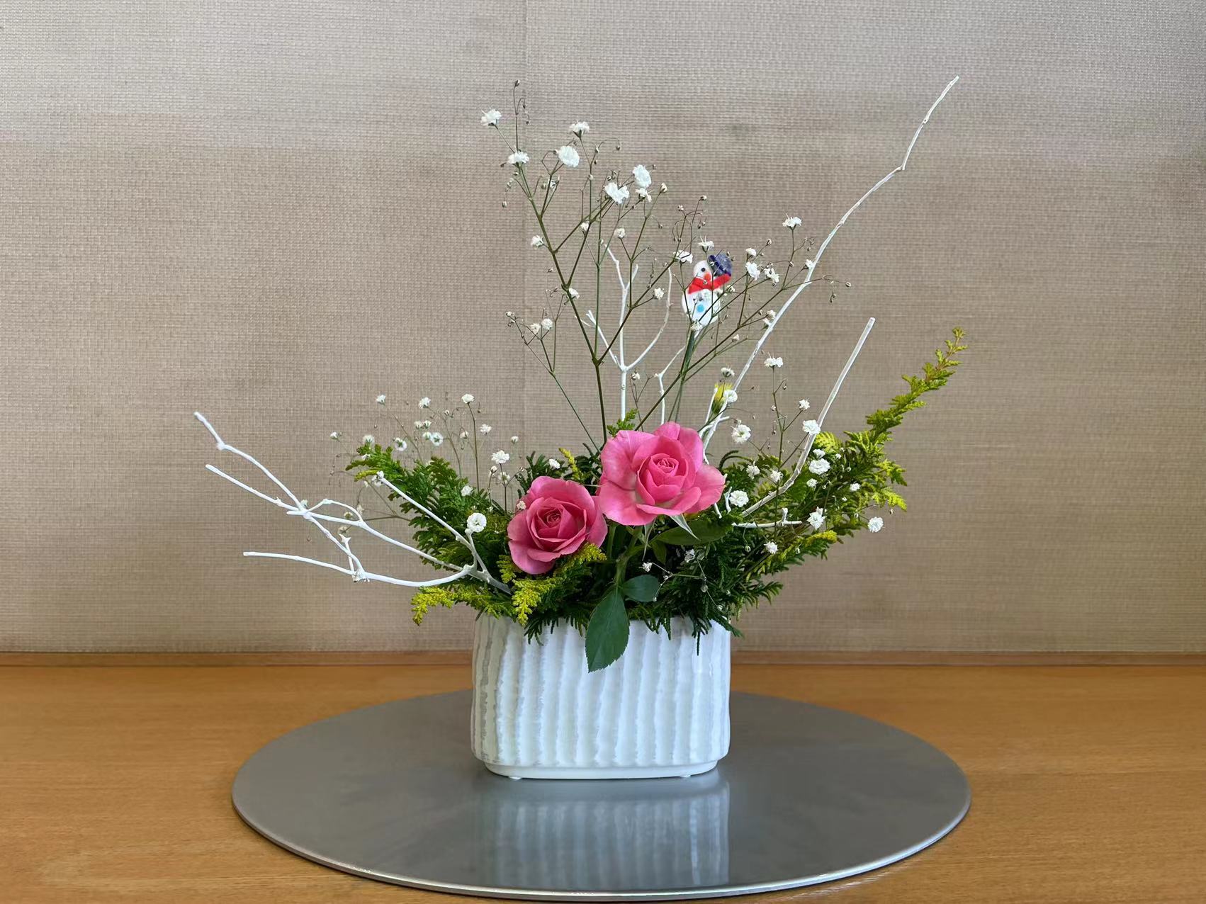 日中友好会館美術館 公式 Auf Twitter 本日は打合せのため ご近所 御茶ノ水 にある池坊東京会館にお邪魔しました 机上には愛らしいお花が お子さん向けのワークショップではたった30分で写真のようないけばな作品が完成 お持ち帰りもできるそうです 幼い