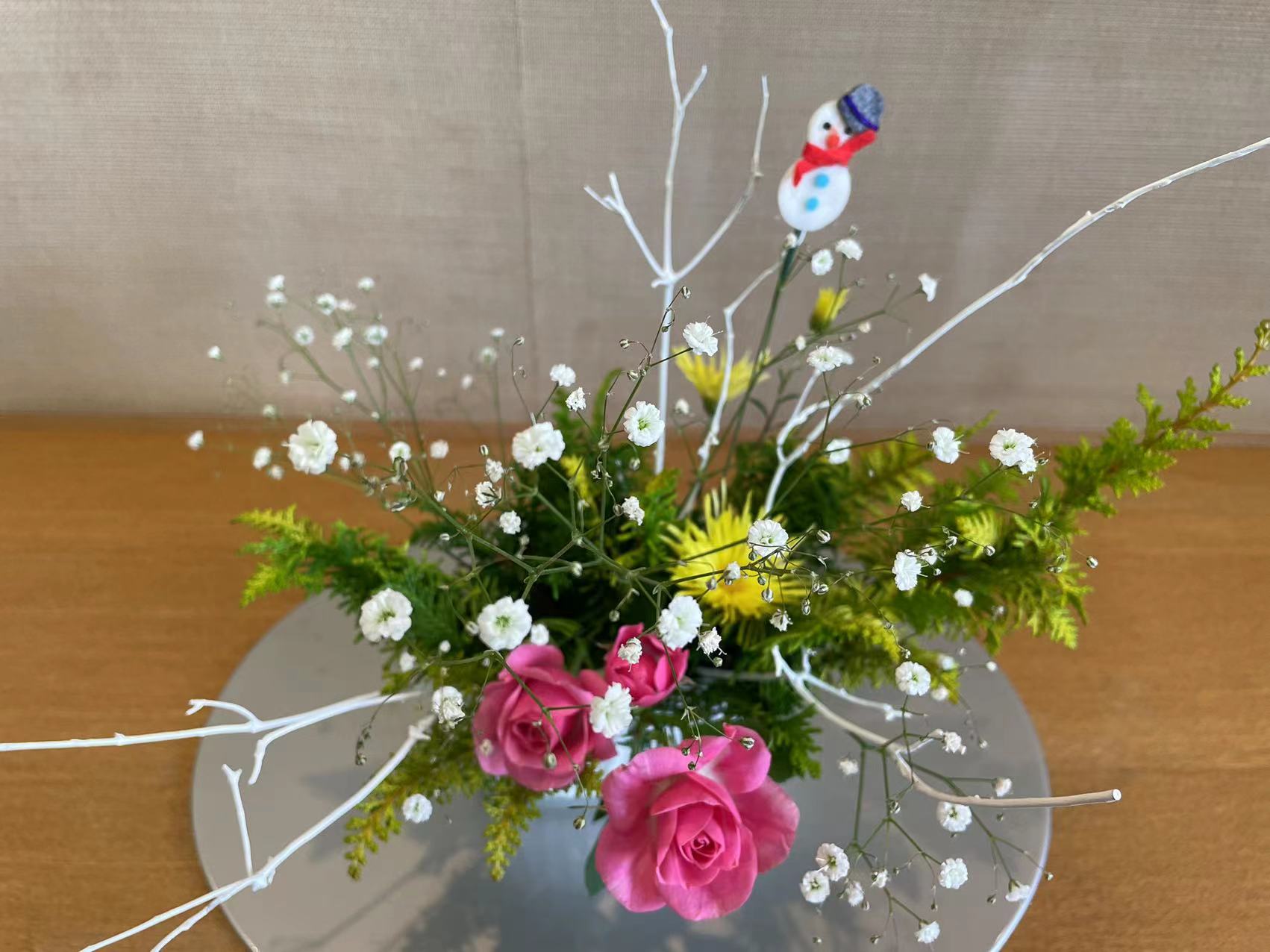 日中友好会館美術館 公式 Auf Twitter 本日は打合せのため ご近所 御茶ノ水 にある池坊東京会館にお邪魔しました 机上には愛らしいお花が お子さん向けのワークショップではたった30分で写真のようないけばな作品が完成 お持ち帰りもできるそうです 幼い