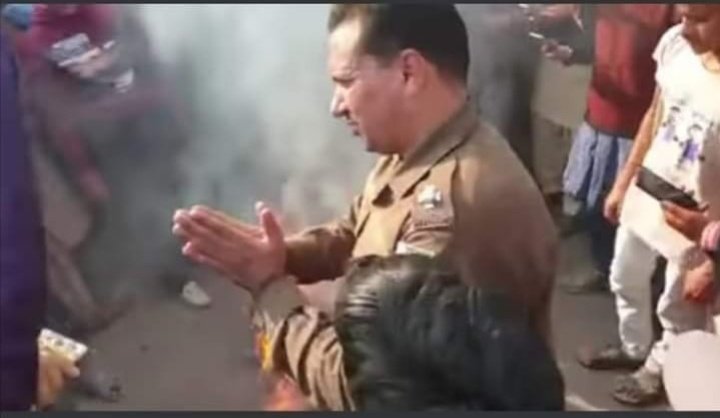 #پنجاب_پولیس_کا_مثبت_چہرہ #سانحہء_سیالکوٹ میں موقع پر موجود #کاشف بٹ نامی #ASI ہاتھ جوڑ کر سری لنکن شہری کی جان بخشی کے لئے منتیں کرتا رہا ، 

مگر درندوں کو رحم نہ آیا ۔