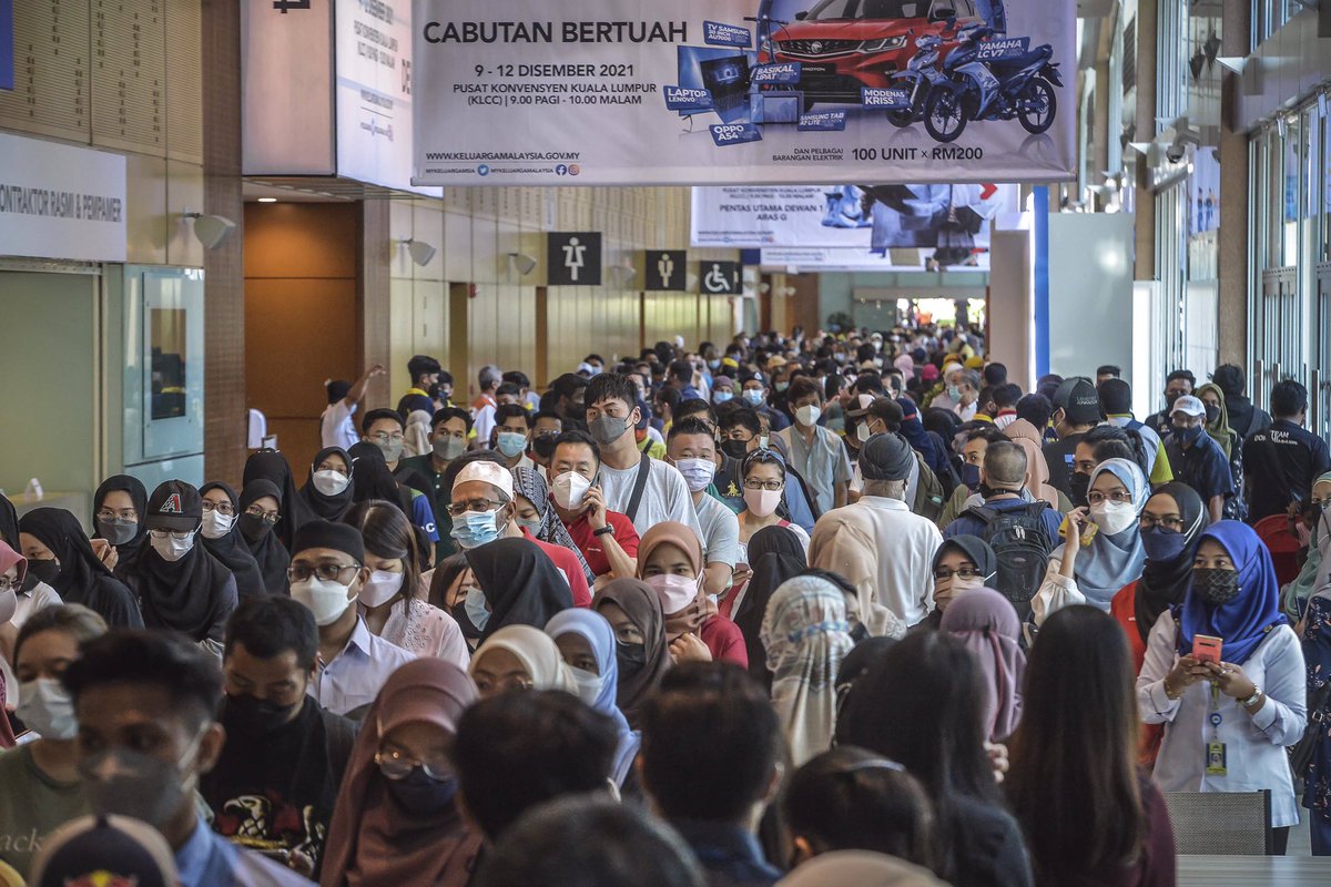 adibrawi's tweet photo. crowd seen queue to pay the summons at the KLCC convention center. In conjunction with the 100 Days of Malaysian Family Aspirations, the Royal Malaysian Police (PDRM) will offer a reduction of summons fees of up to 80% from 9 to 12 December 2021. #bayarsaman #klcc https://t.co/60WKIHUGQ9
