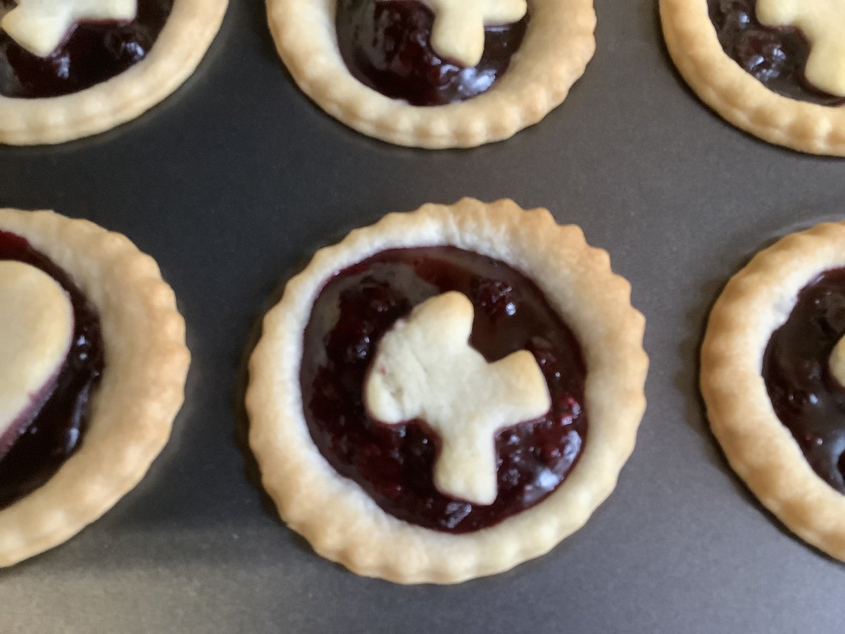 bsgdy7's tweet photo. Fabulous Year 7 ‘food through history’ club making Tudor inspired pies - with a Christmas twist of course! https://t.co/zLHRwyPmMf